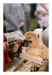 die Holzschale bekommt ihre Form